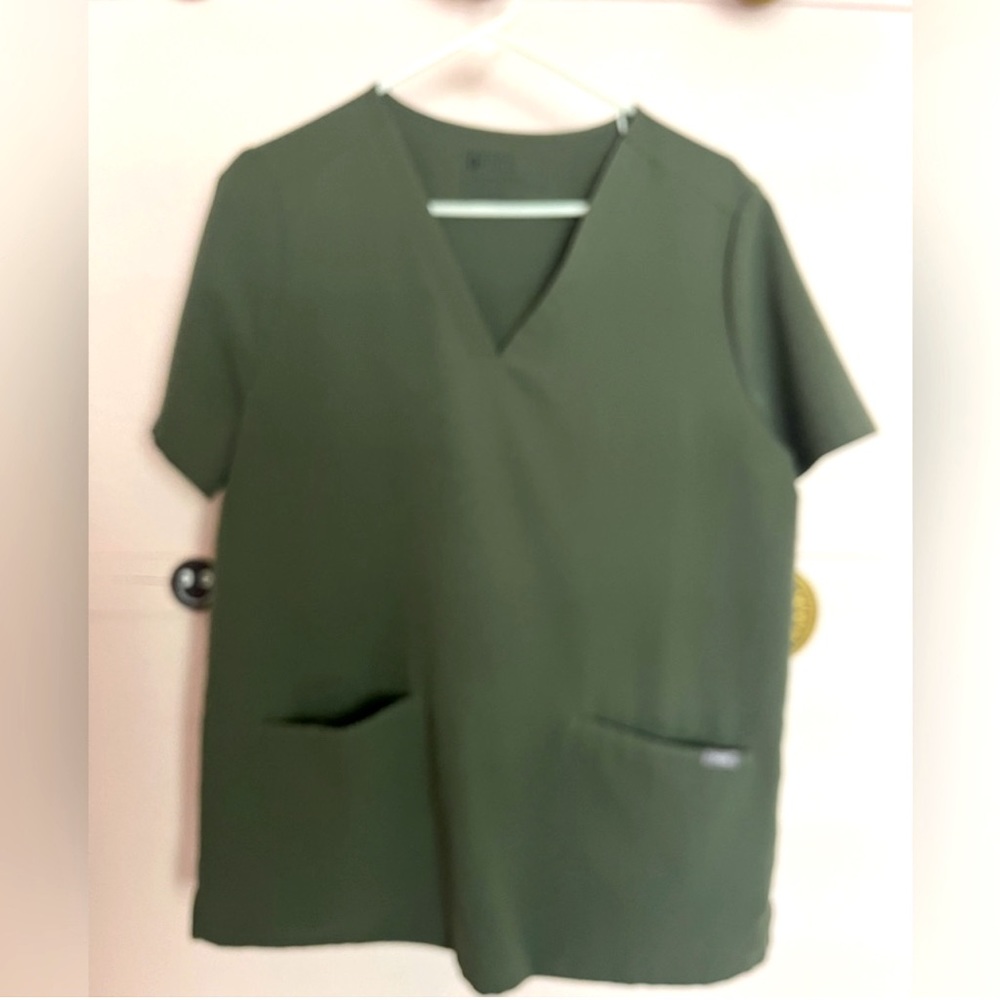 FIGS MOSS two pocket size XL scrub top in great condition.